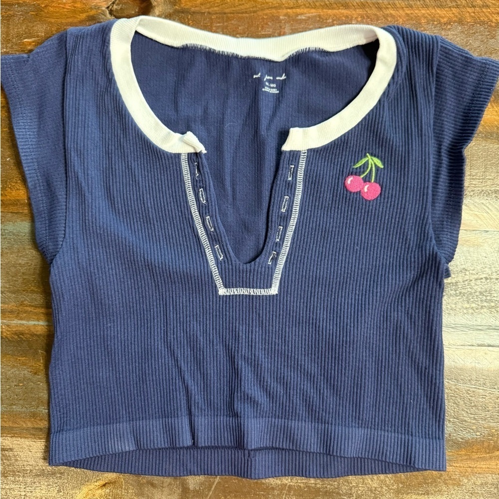 Ⓜ️Out From Under Cherry Henley Crop Top Navy M/L  GUC